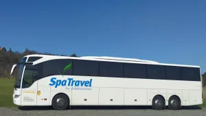 Большой туристический автобус компании SPA Travel